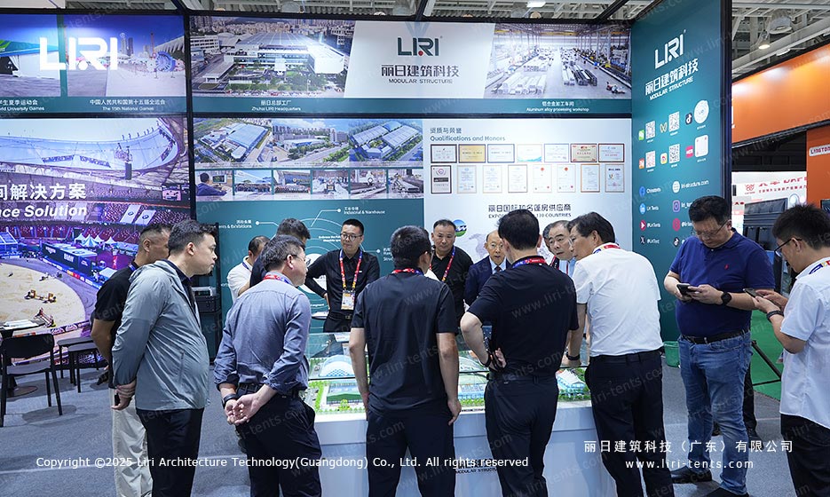 Liri Tent customer consultation at China Sport Show 2026 booth